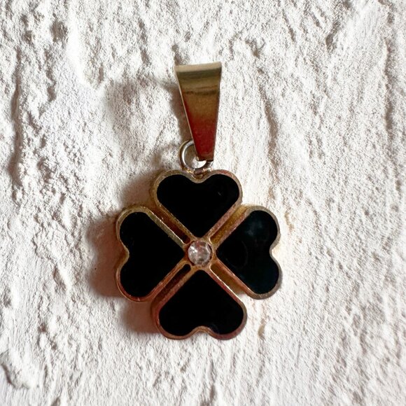 Leaf lucky clover enamel charm - Picture 1 of 4